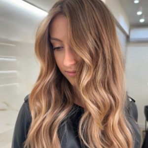 Tinte en raíz permanente lavado y peinado